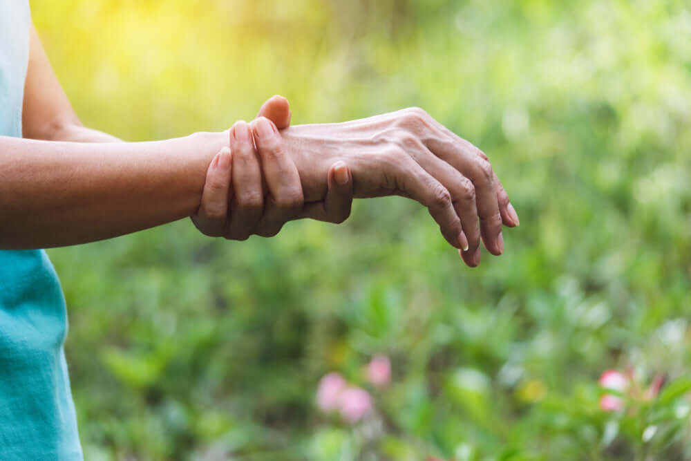 natural pain relieving herbs grabbing wrist